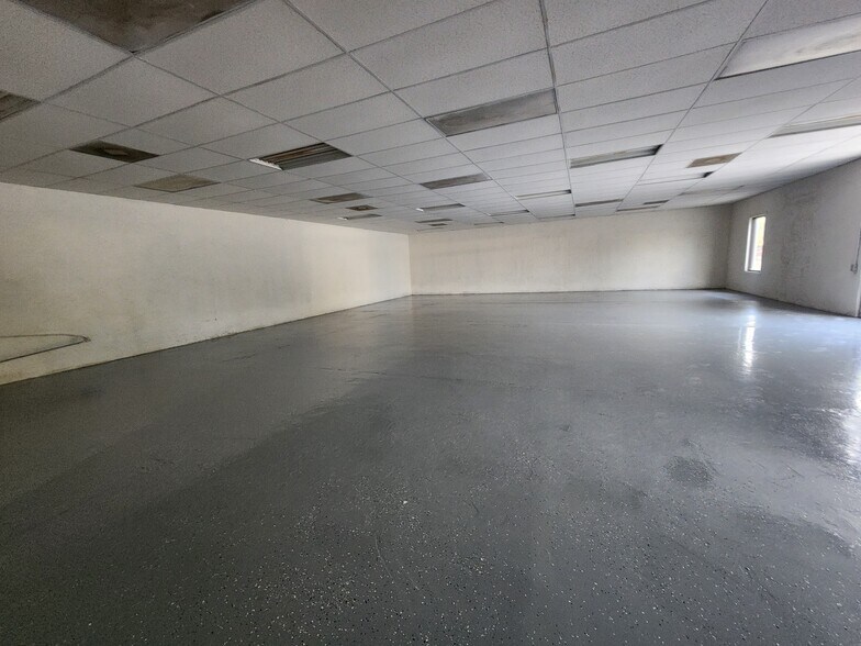 More Photos Of 284 S Center St, Pierson Auto Repair For Lease