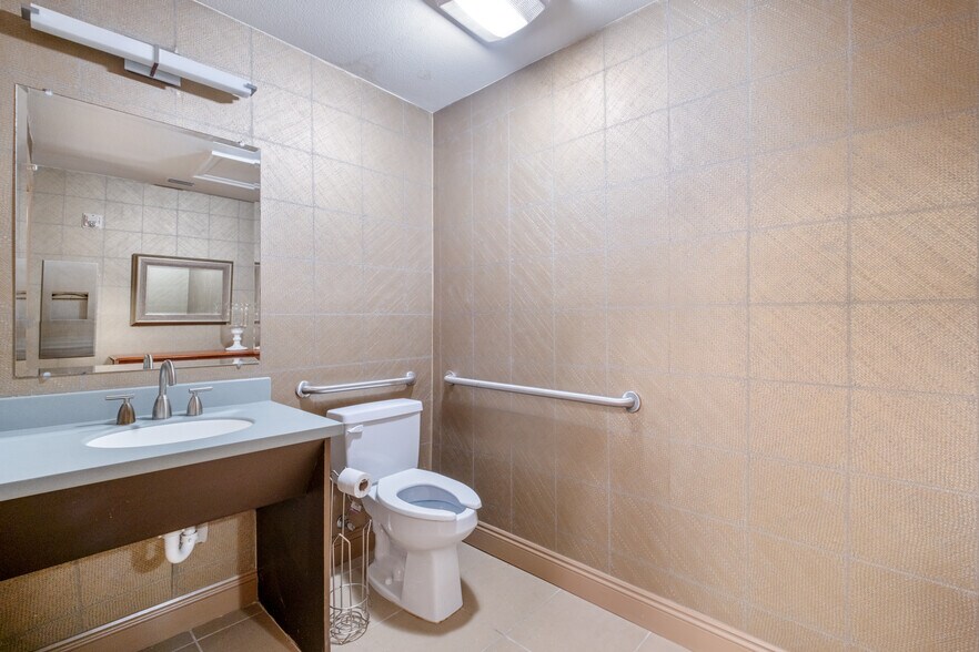 More Photos Of 503A Harbor Blvd, Destin Flex For Lease