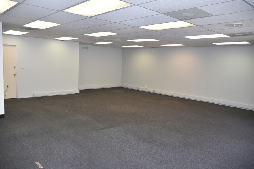 More Photos Of 5115 Douglas Fir Rd, Calabasas Warehouse For Lease