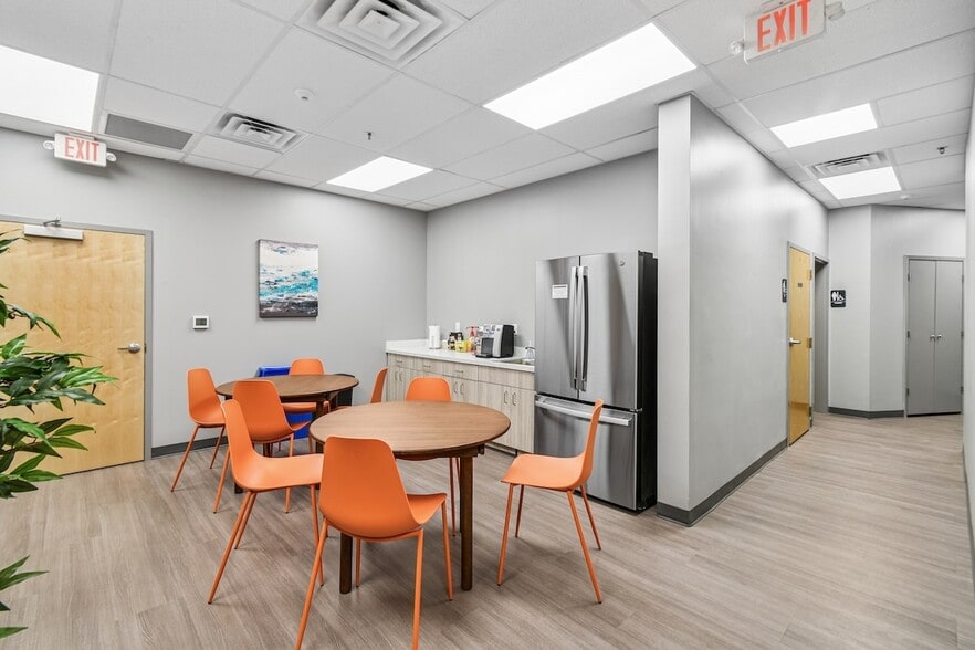 More Photos Of 1255 La Quinta Dr, Orlando Warehouse For Lease