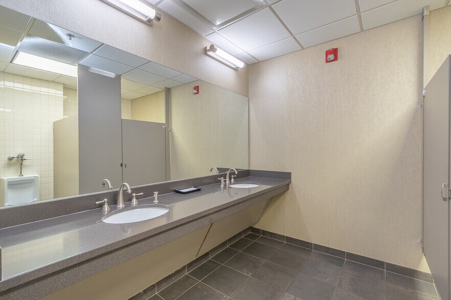 More Photos Of 129 N Main St, Anderson Office For Lease