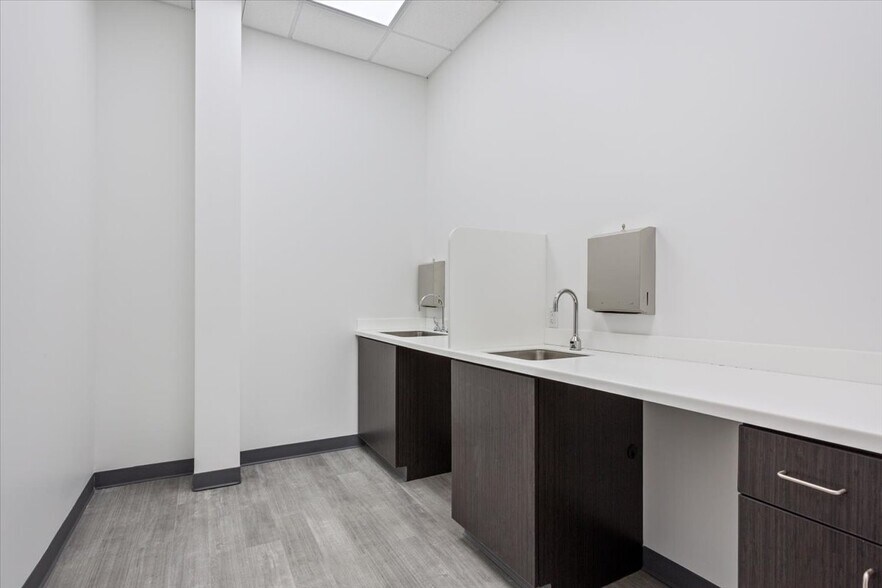 More Photos Of 901 McClintic Dr, Groesbeck Medical For Sale