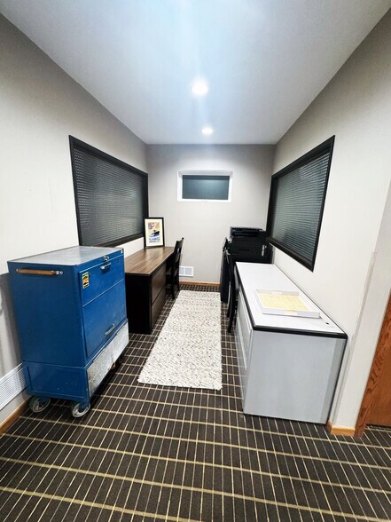 More Photos Of 444 N 12th Ave N, South Saint Paul Office For Sale