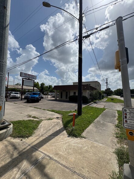 More Photos Of 6825 N Shepherd Dr, Houston Auto Repair For Lease