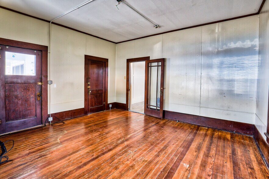 More Photos Of 158 E Colorado St, La Grange Apartments For Sale