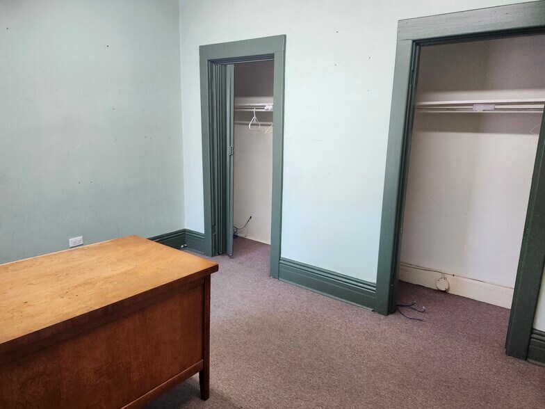 More Photos Of 477-479 Main St E, Hamilton Office For Sale