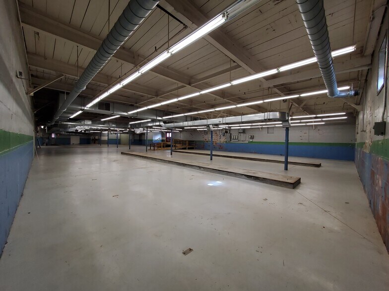 More Photos Of 98 E Adams St, Forsyth Warehouse For Sale