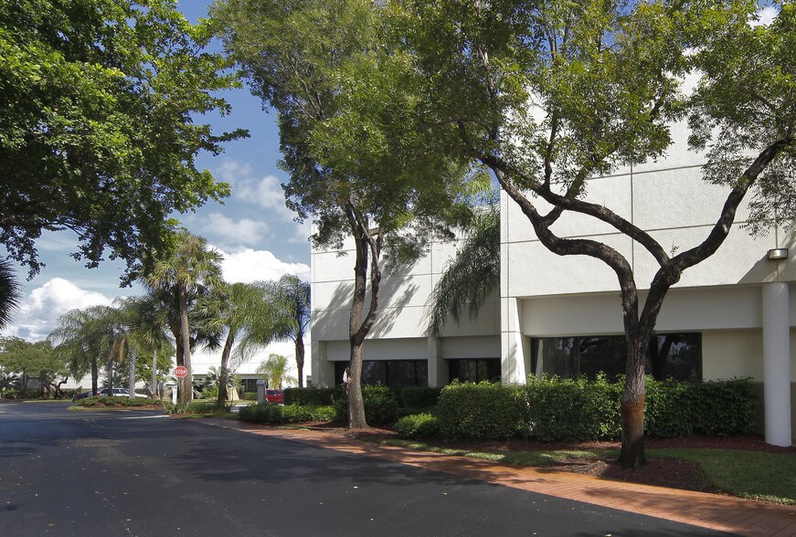 More Photos Of 712-734 S Military Trl, Deerfield Beach Warehouse For Lease