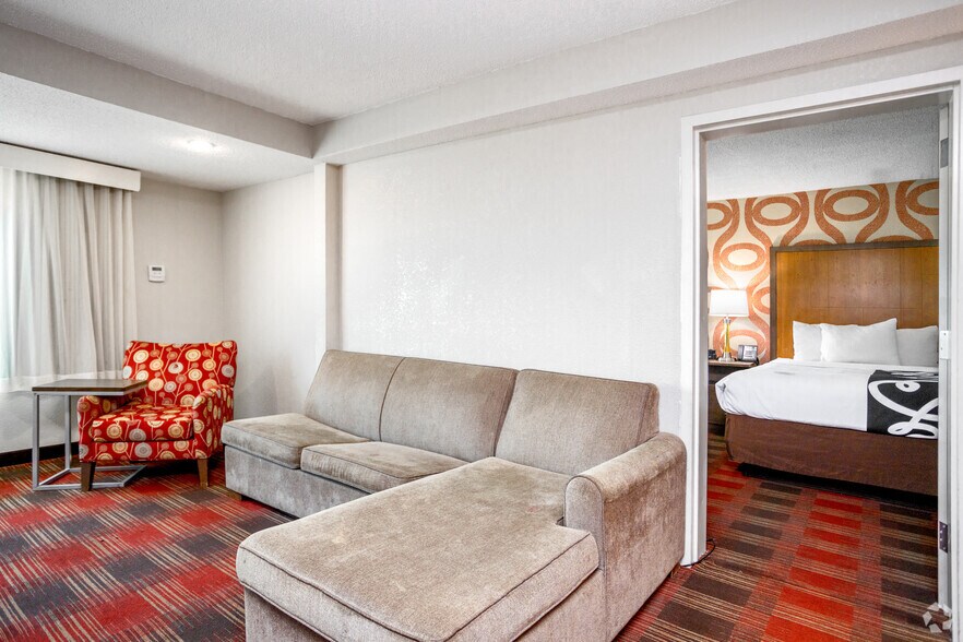 More Photos Of 55 Hampton Park Blvd, Capitol Heights Hotel For Sale