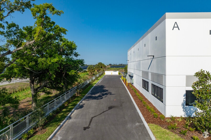 More Photos Of 6920 U.S. 41 hwy, Apollo Beach Warehouse For Lease