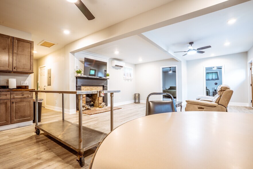 More Photos Of 20805 Seminary St, Hollow Rock Flex For Lease