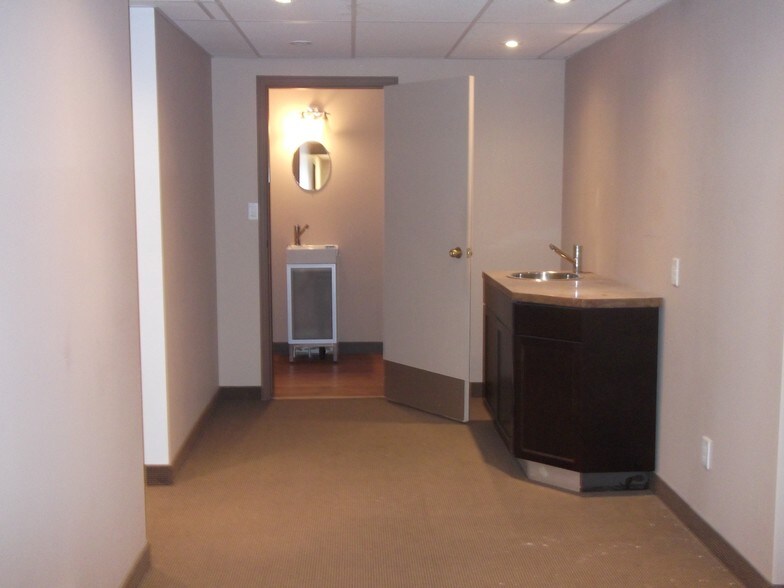 More Photos Of 74 Myrtle St, Winnipeg Serviced Offices For Lease