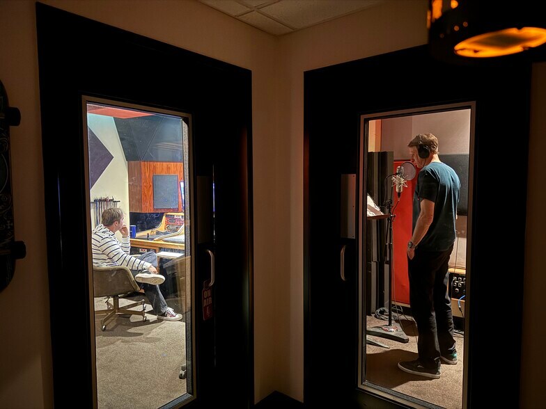 More Photos Of 302 Oceanside Blvd, Oceanside Service For Lease