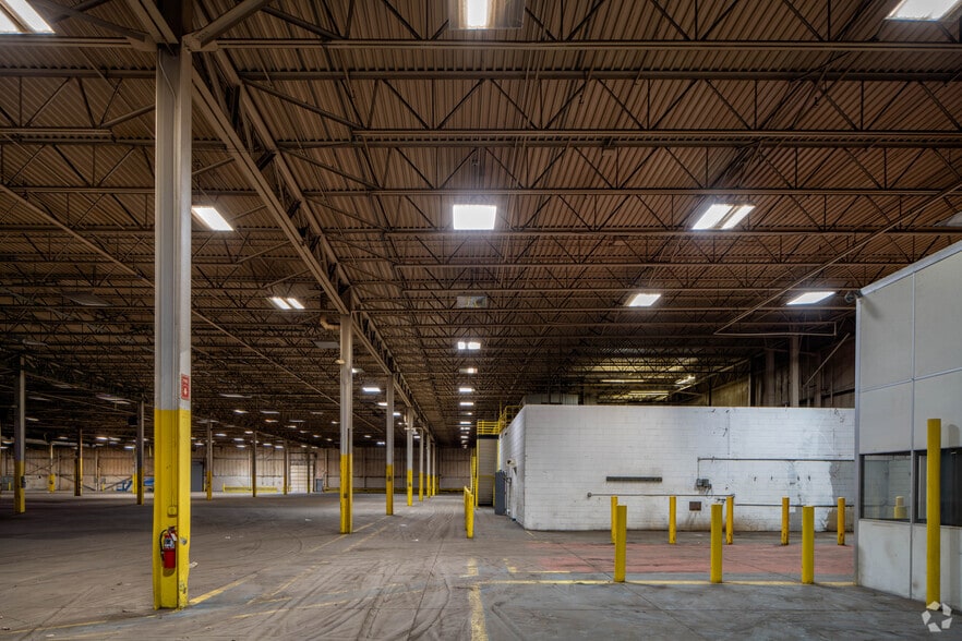 More Photos Of 42600 Merrill Rd, Sterling Heights Warehouse For Lease