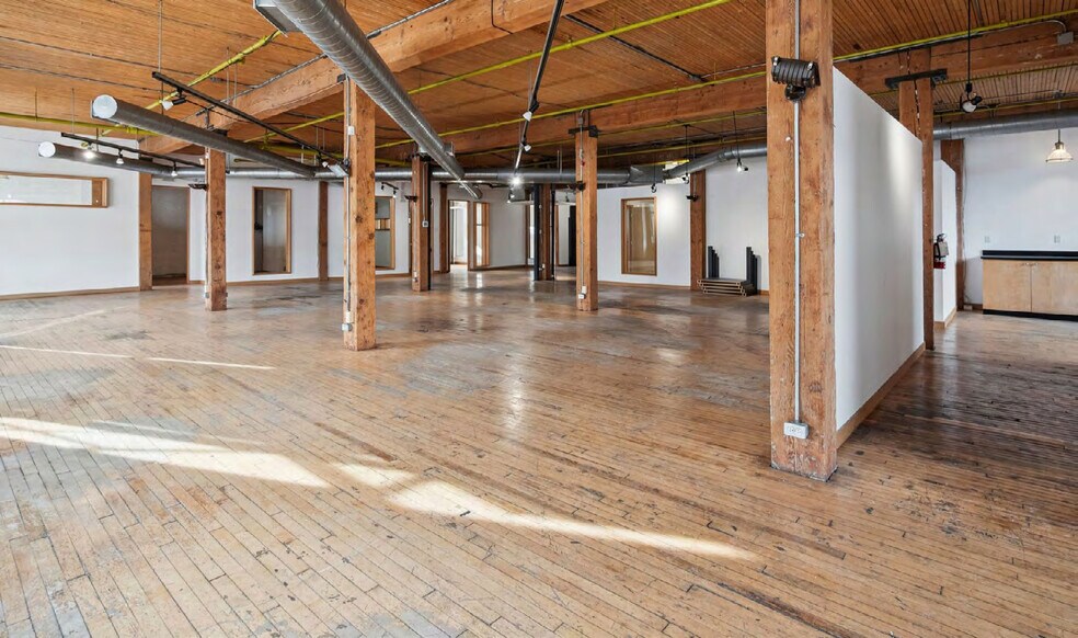 More Photos Of 183 Bathurst St, Toronto Office For Lease