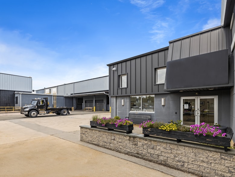 More Photos Of 15 Grumman Rd W, Bethpage Manufacturing For Lease