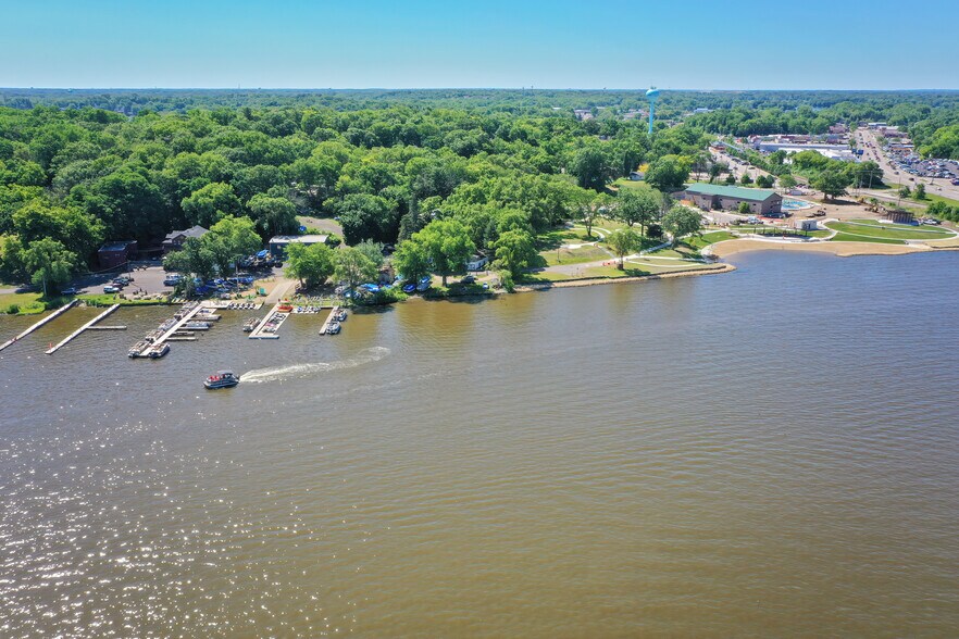 More Photos Of 117 Nippersink Rd, Fox Lake Apartments For Sale