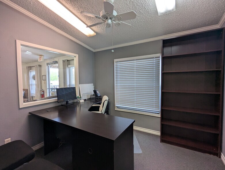 More Photos Of 16595 IH-10, Vidor Truck Terminal For Sale