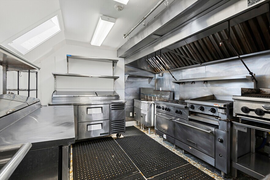 More Photos Of 4 S Elmwood Ave, Montauk Restaurant For Sale