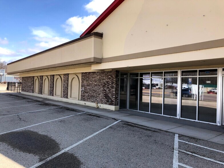More Photos Of 195-209 Cottage Grove Rd, Madison Storefront For Lease