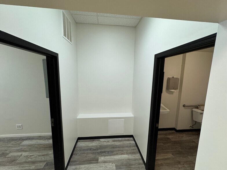 More Photos Of 517 N Lake Ave, Twin Lakes Showroom For Lease