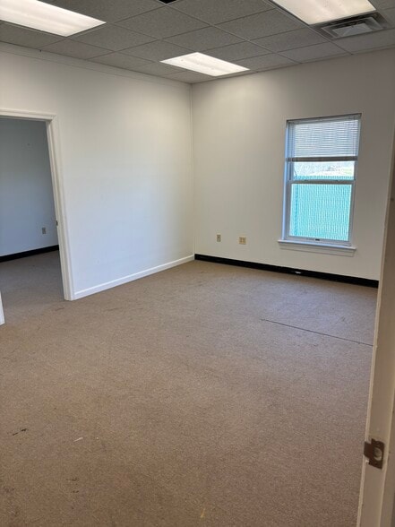 More Photos Of 95 N Leslie Rd, North East Office Residential For Lease