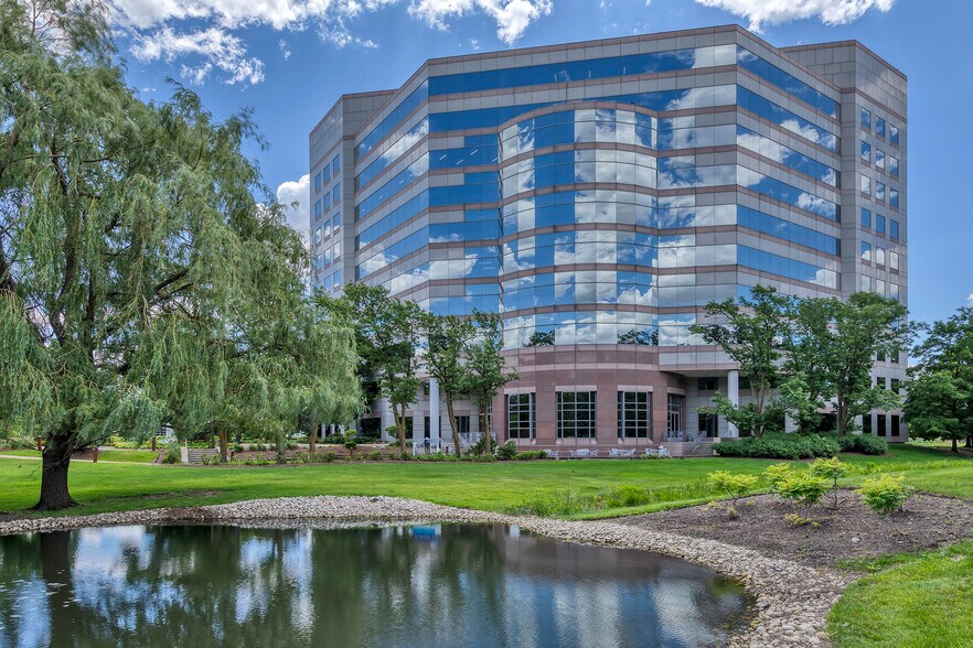 More Photos Of 25 NW Point Blvd, Elk Grove Village Office For Lease