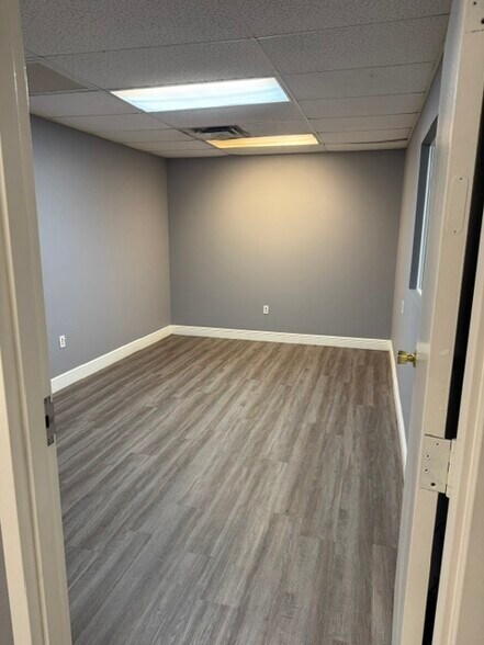 More Photos Of 9507 Palm River Rd, Tampa Warehouse For Lease