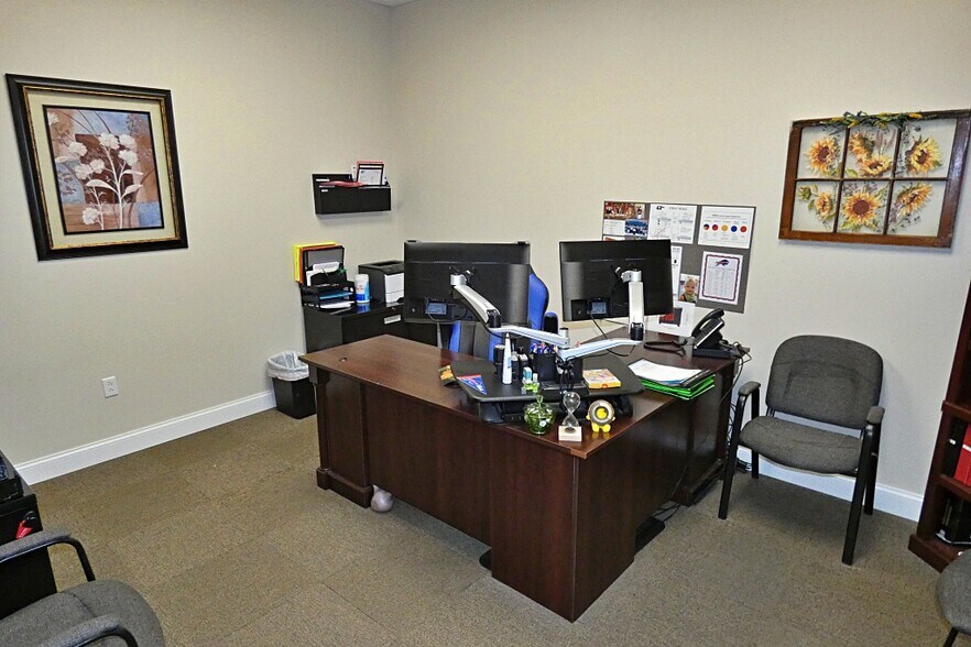More Photos Of 10 W Main St, Lancaster Flex For Lease