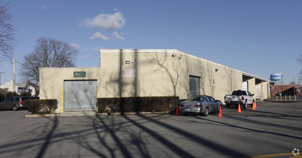 More Photos Of 201-223 Park Ave, Hicksville Warehouse For Lease