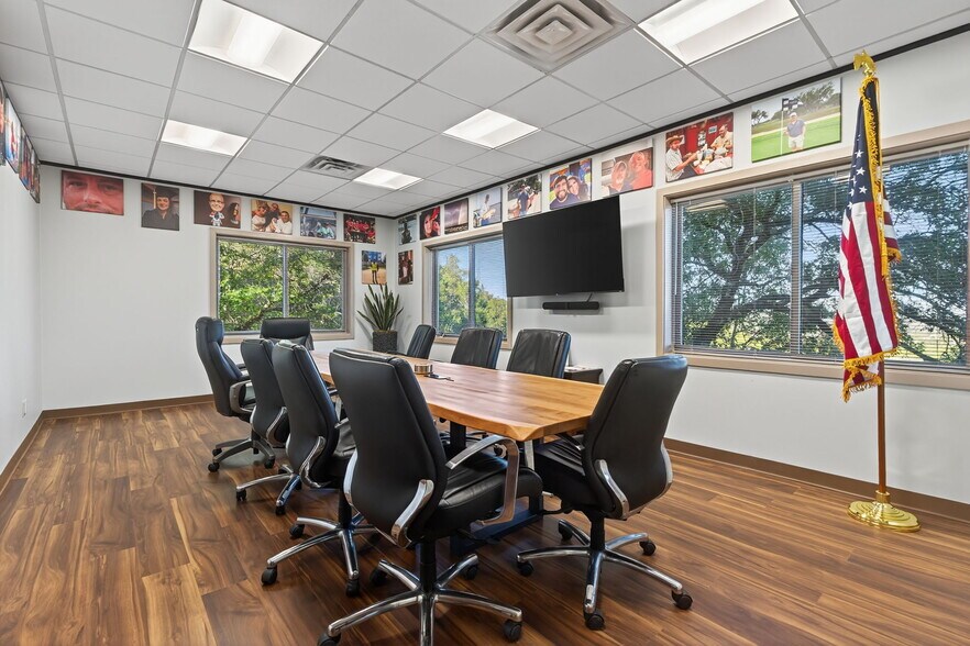 More Photos Of 8320 Bee Caves Rd, Austin Office For Sale