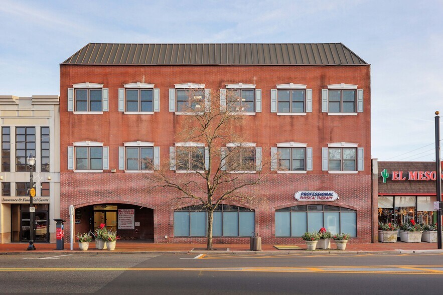 More Photos Of 36 W Main St, Freehold Medical For Lease