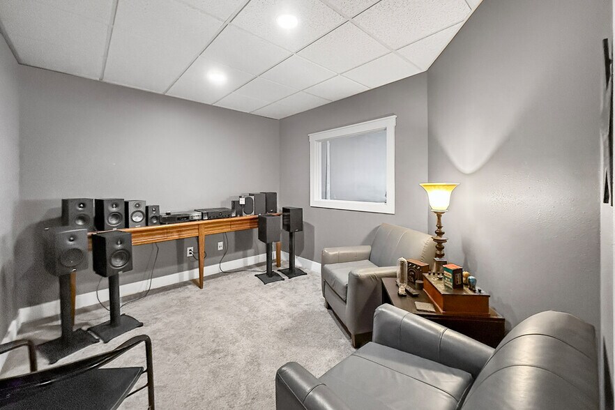 More Photos Of 2212 Ingersoll Ave, Des Moines Freestanding For Sale