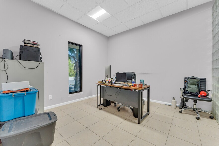 More Photos Of 501-513 Old Griffin Rd, Dania Warehouse For Sale