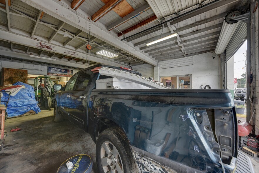 More Photos Of 307 E Alamo St, Brenham Auto Repair For Sale