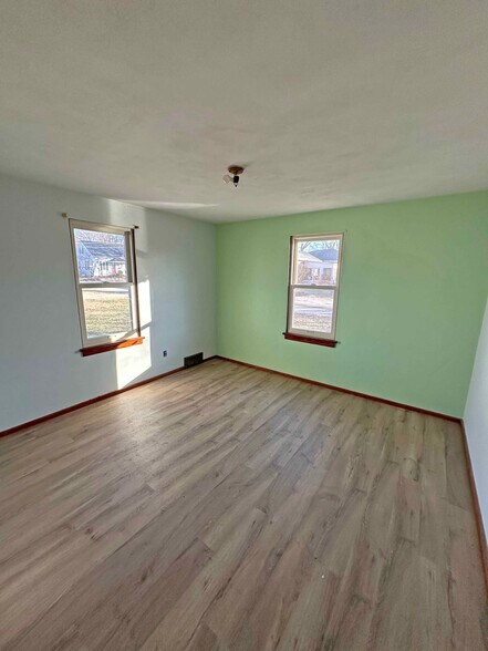 More Photos Of 239 Grand Ave, Waterloo Specialty For Sale