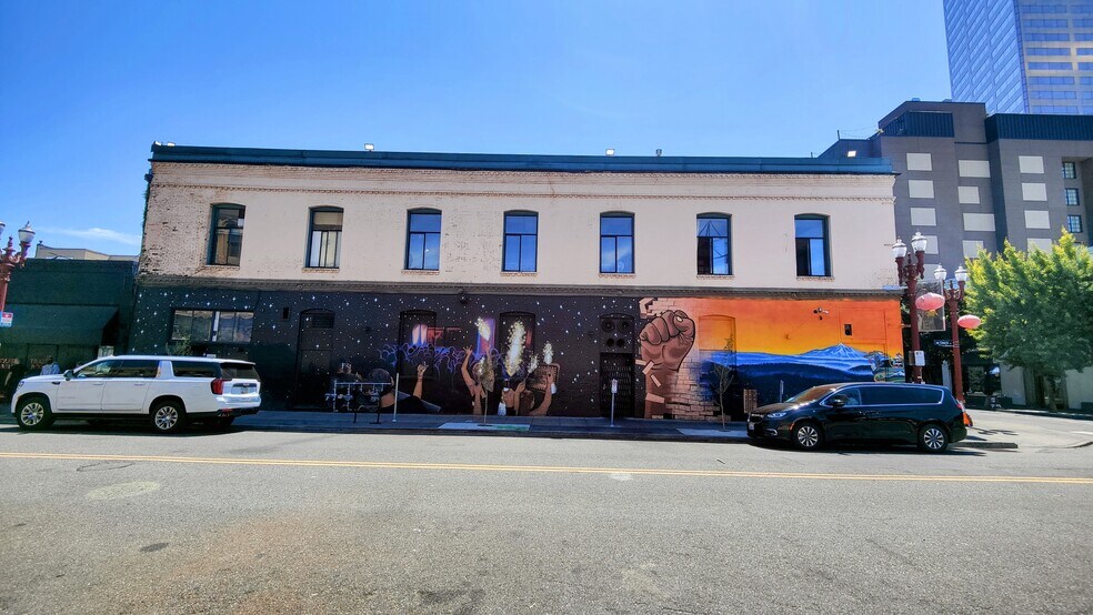 More Photos Of 26-32 NW 4th Ave, Portland Bar For Sale