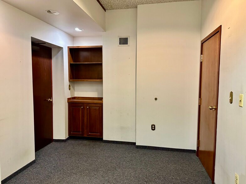 More Photos Of 19 Woodland St, Hartford Medical For Lease