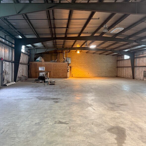 More Photos Of 2316 W Everett St, Appleton Warehouse For Lease