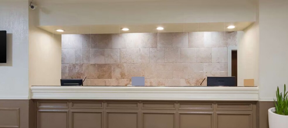More Photos Of 1125 E Gore Blvd, Lawton Hotel For Sale
