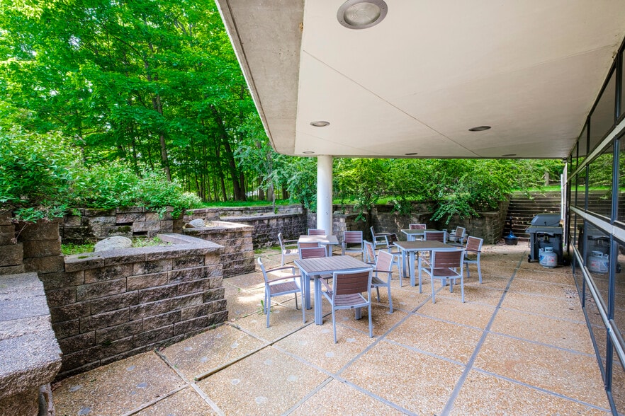More Photos Of 13600 Bishops Ct, Brookfield Office For Lease