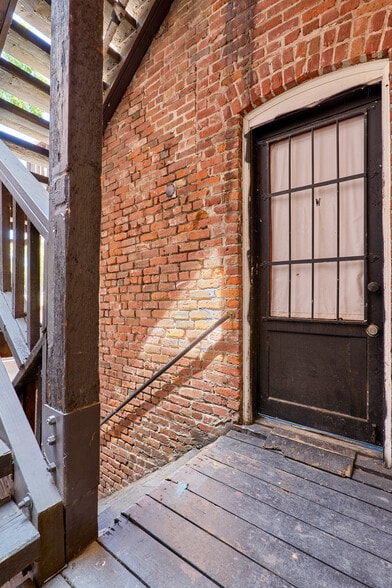 More Photos Of 910 2nd St, Sacramento Bar For Sale