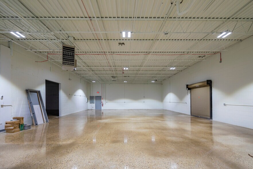 More Photos Of 1084 Industrial Dr, Bensenville Warehouse For Lease