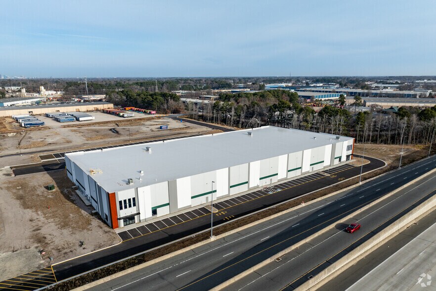 More Photos Of 521 Woodlake Cir, Chesapeake Warehouse For Lease