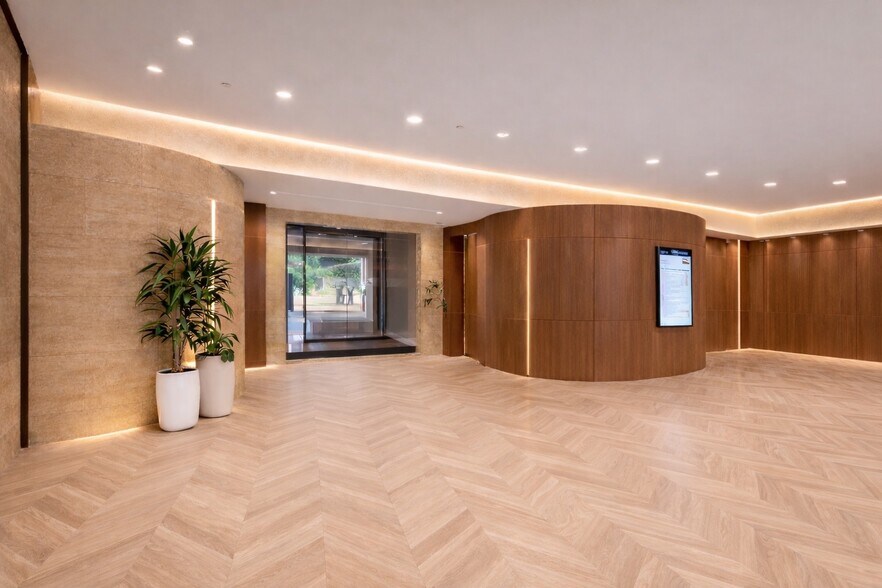 More Photos Of 5550 Topanga Canyon Blvd, Woodland Hills Office For Lease