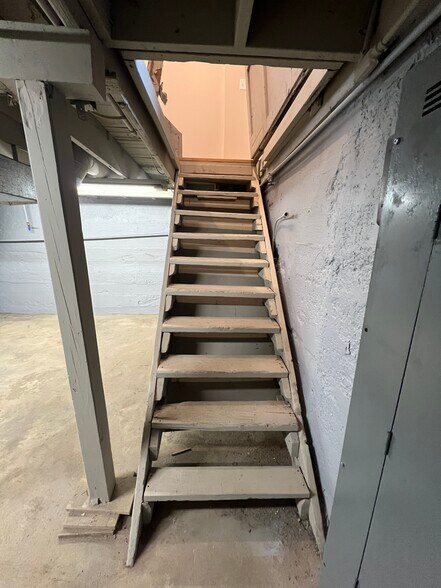 More Photos Of 212 S Broadway, Peru Specialty For Sale