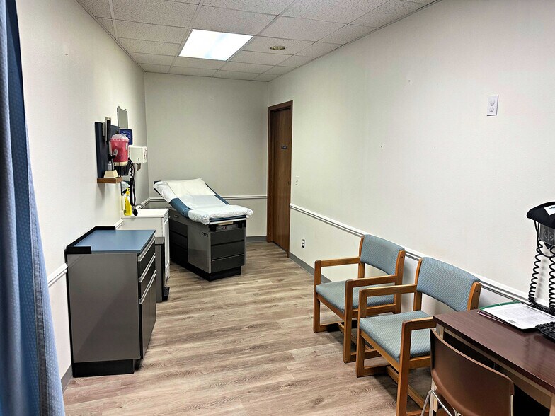 More Photos Of 305 E San Marnan Dr, Waterloo Medical For Sale