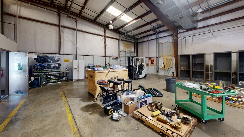 More Photos Of 551 N 13th St, Rogers Warehouse For Lease