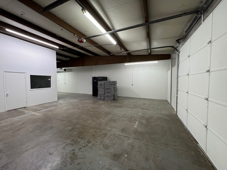 More Photos Of 1529 E Spruce St, Olathe Warehouse For Lease