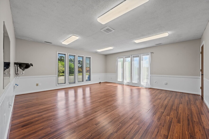 More Photos Of 411 Western Blvd, Jacksonville Medical For Sale